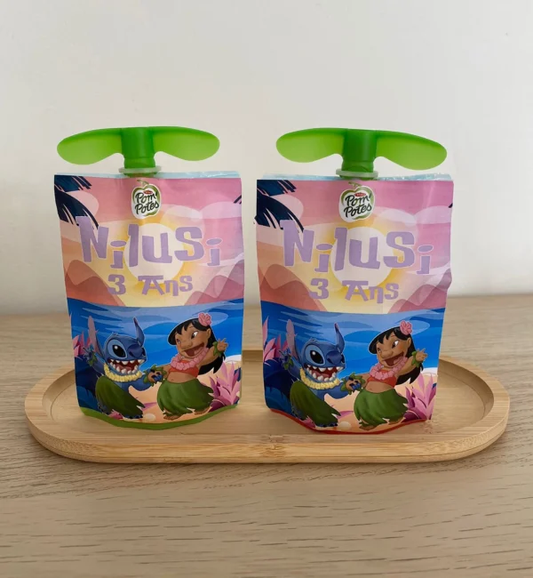 Deux gourdes Pom'Potes personnalisées avec le thème 'Nilusi 3 ans' et des personnages de Lilo et Stitch, posées sur un plateau en bois.